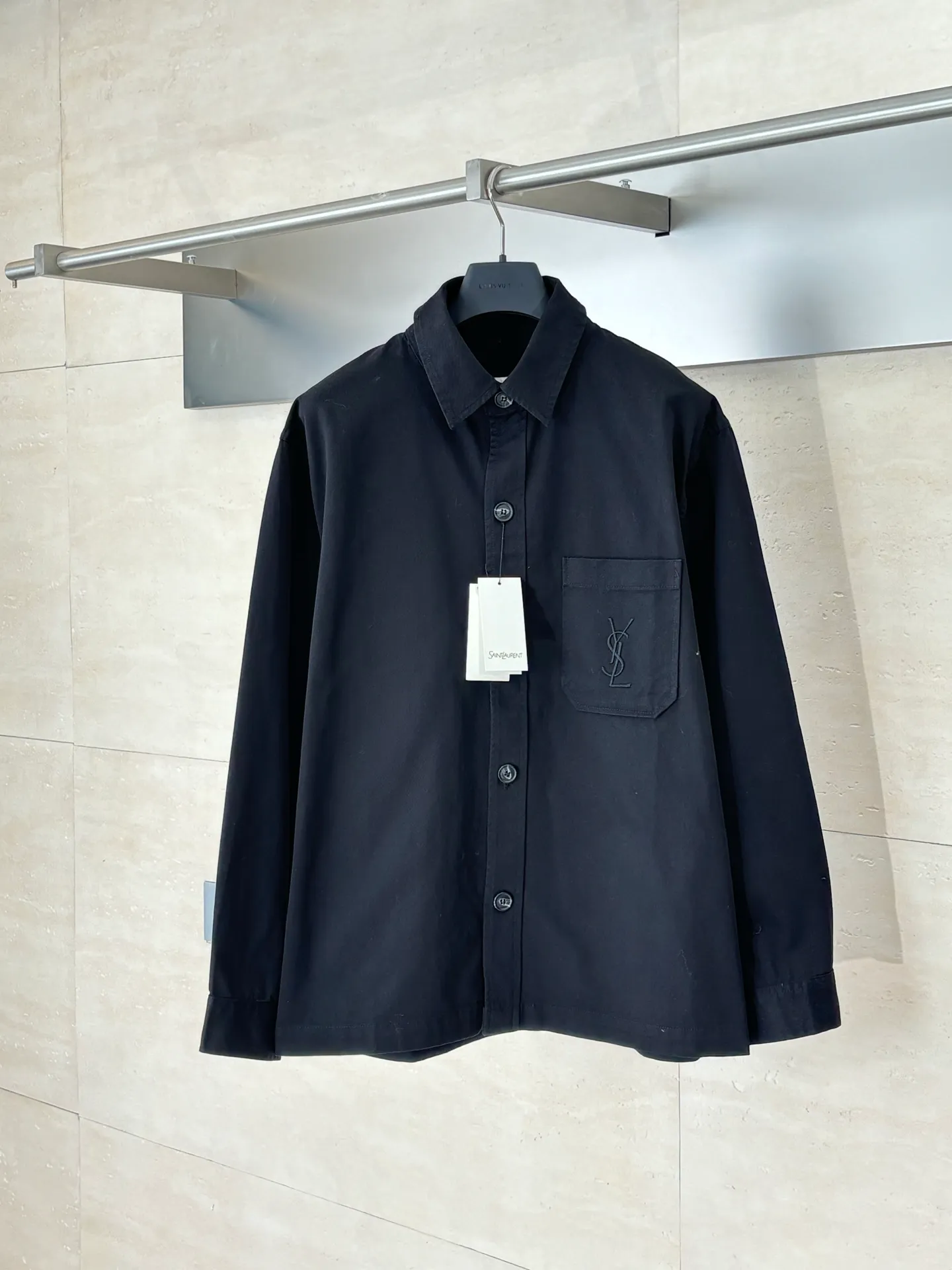 P480 Saint Lauren*/Ysl Saint Laurent embroidered button-down lapel shirt. The natural fiber fabric has excellent breathability and moisture absorption, allowing the skin to breathe freely, keeping it dry and comfortable at all times. You will not feel hot or uncomfortable even if you wear it for a long time. Size: S/M/L/XL